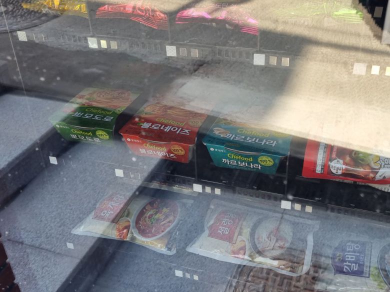 '헤이' 1층에 설치돼있는 무인 스토어에는 1인 가구가 선호할 만한 음식들을 판매한다. 자판기 모양의 기계 안에 들어 있는 간편 스파게티와 설렁탕. /백윤미 기자