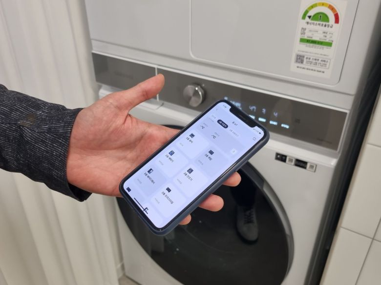 야놀자클라우드의 스마트홈 솔루션 시스템 '홈노크존'으로 코리빙 하우스 입주민들은 가구와 가전을 제어할 수 있다. /백윤미 기자