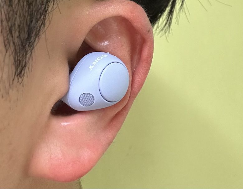 WF-C700N은 둥글고 작은 디자인으로 편안한 착용감을 제공한다./김민국 기자