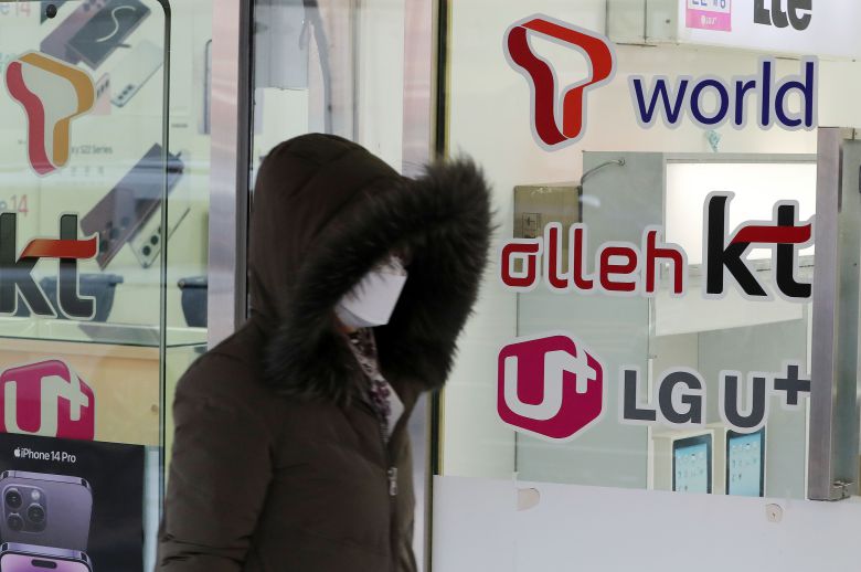 서울 용산구에 있는 한 휴대폰 매장 앞을 한 시민이 지나가고 있다. 사진은 기사 내용과 무관함./뉴스1