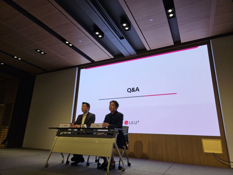 포항공대 홍원빈 교수(왼쪽)와 조제훈 LG유플러스 네트워크(NW)부문 NW선행개발담당 액세스선행기술팀 팀장이 24일 기자 대상 기술 설명회에서 질의응답을 진행하는 모습./이경탁 기자