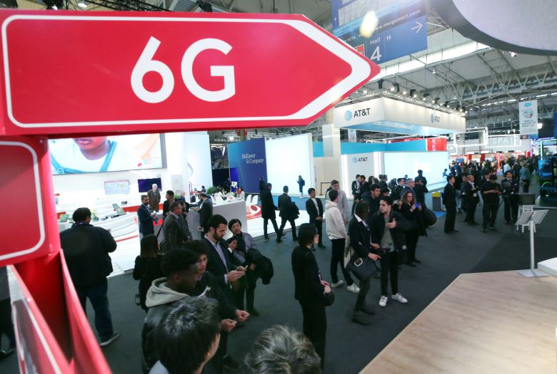 세계 최대 이동통신 전시회 '모바일월드콩그레스'(MWC 2023) 셋째 날인 지난 3월 1일 오전(현지시각) 스페인 바르셀로나 피라 그란 비아 전시장에 6G 방향 표지가 설치되어 있다./뉴스1