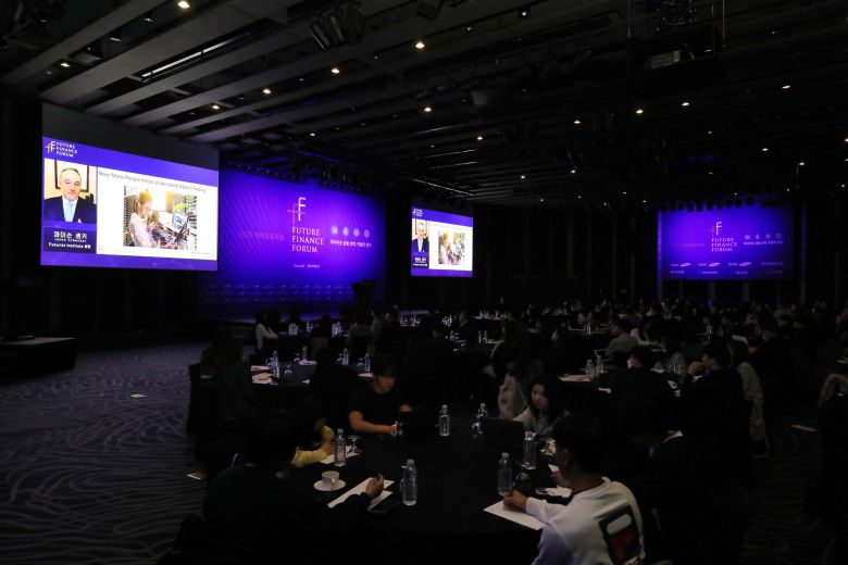 26일 서울 중구 웨스틴조선호텔에서 조선비즈 주최로 열린 '2023 미래금융포럼'에서 참석자들이 제이슨 솅커 퓨처리스트 인스티튜트 회장의 기조연설을 듣고 있다./조선비즈