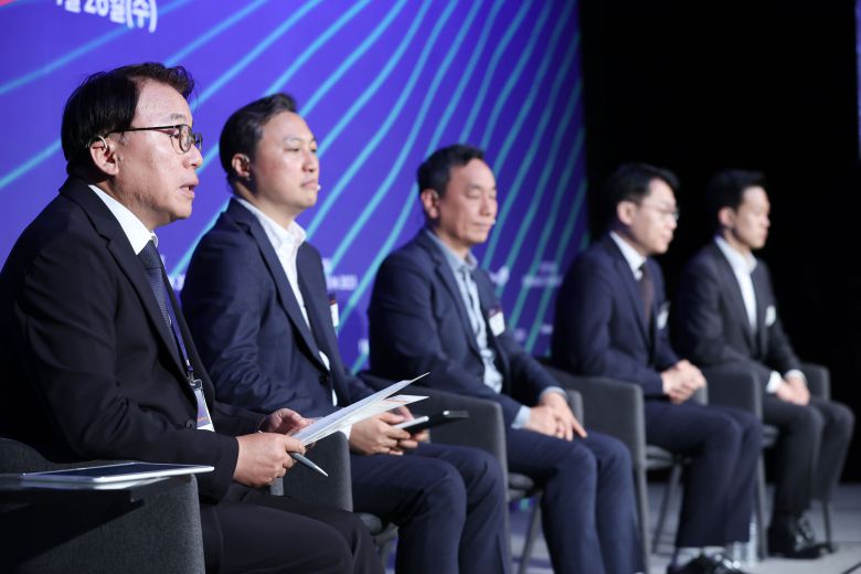 (왼쪽부터) 박남규 서울대 경영대 교수, 장영두 신한은행 디지털전략그룹 테크비즈 총괄 팀장, 김창수 하나은행 자산관리지원부 제휴서비스팀장, 신우석 베인앤드컴퍼니 파트너, 허세영 루센트블록 대표이사가 26일 서울 중구 웨스틴조선 호텔에서 열린 조선비즈 '2023 미래금융포럼'에서 패널 토의를 하고 있다./조선비즈