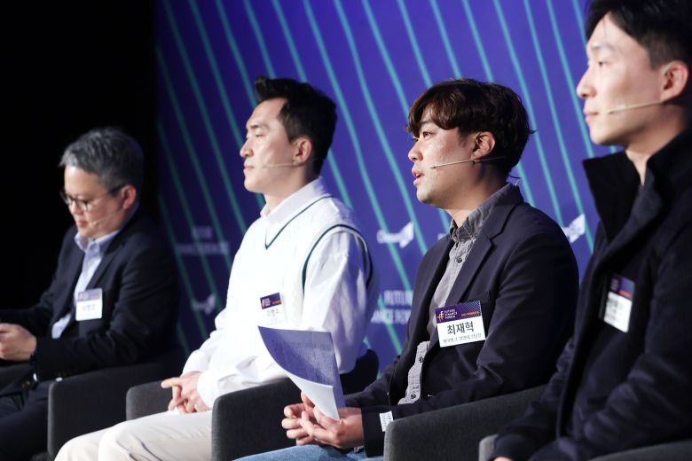 (왼쪽부터) 서병호 한국금융연구원 금융혁신연구원 실장, 이병수 카카오뱅크 개인사업자캠프 SO, 최재혁 케이뱅크 테크본부 경영테크팀 팀장, 박연현 토스뱅크 전략개발팀 실장이 26일 서울 중구 웨스틴조선 호텔에서 열린 조선비즈의 '2023 미래금융포럼'에서 패널 토의를 하고 있다./조선비즈