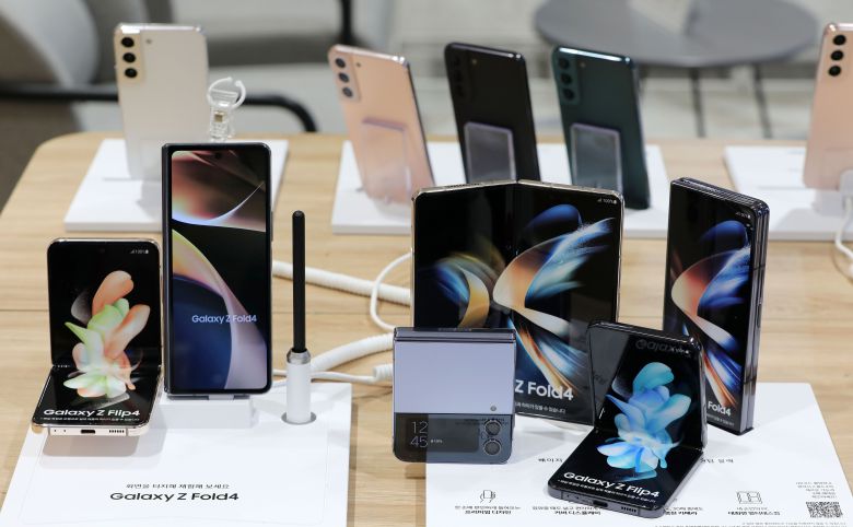 서울 종로구 KT플라자 광화문역점에 삼성전자의 폴더블폰 '갤럭시Z폴드4'(폴드4)와 '갤럭시Z플립4'(플립4)가 전시된 모습. /뉴스1