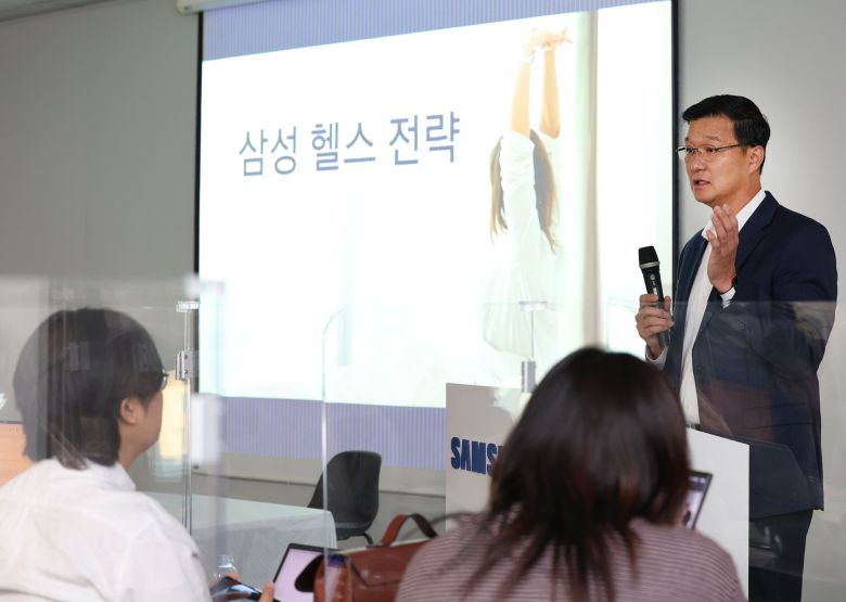 삼성전자 MX사업부 디지털 헬스팀장 혼 팍 상무가 23일 오전 서울 중구 삼성전자 기자실에서 '삼성 헬스'의 비전과 '갤럭시 워치'의 전략을 소개하고 있다. /연합뉴스
