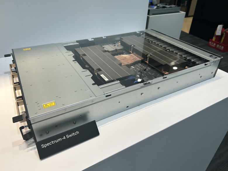 엔비디아 스펙트럼-4 스위치 모습. /김민국 기자