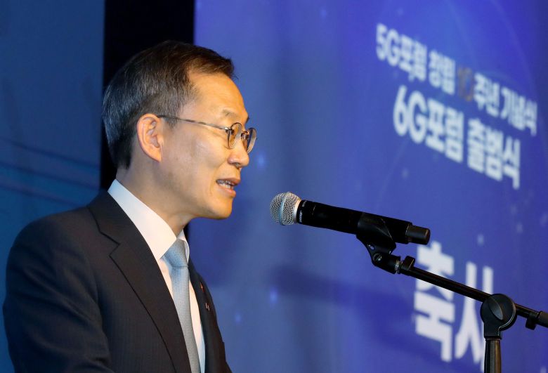 이종호 과학기술정보통신부 장관이 지난달 30일 서울 중구 플라자호텔에서 열린 6G포럼 출범식에서 축사를 하고 있다./뉴스1