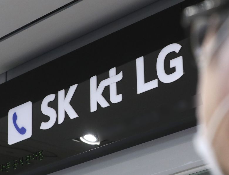 서울의 한 휴대폰 판매 매장에 붙어있는 통신 3사 로고. /뉴스1