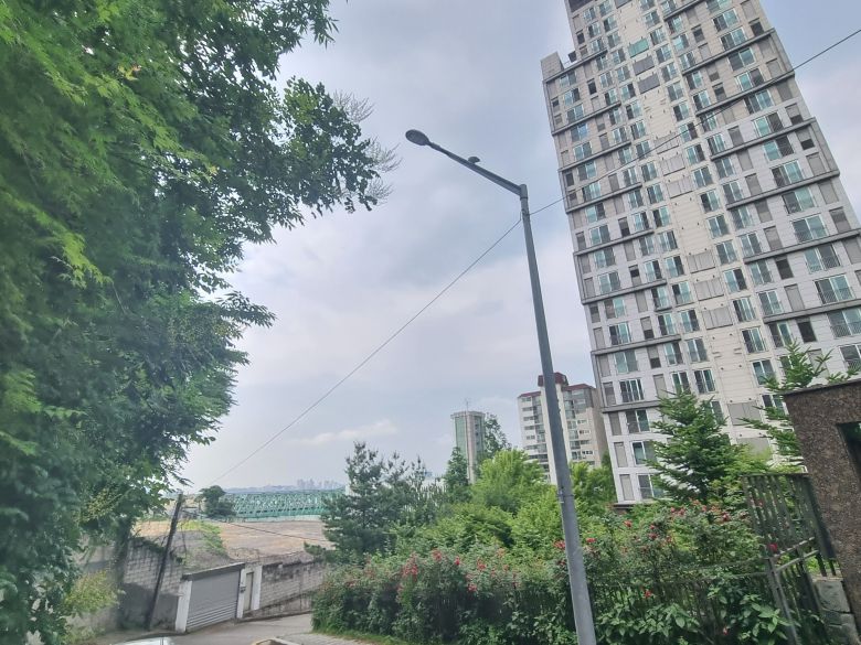 8일 찾은 서울 동작구 수도방위사령부 부지(왼쪽)와 바로 옆에 있는 '래미안트윈파크' 아파트. /백윤미 기자