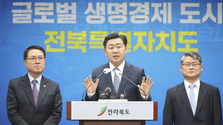 김관영 전북도지사(가운데)가 지난 4월 25일 도청에서 전북특별자치도 설치 등에 관한 특별법 개정안에 담긴 주요 특례와 앞으로 입법 활동에 따른 정부 기관과의 협업 전략을 설명하고 있다. /전북도 제공