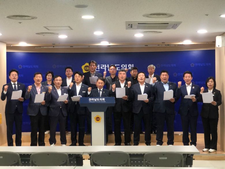 전남도의회 의원들이 지난달 15일 도의회 브리핑룸에서 '한국에너지공대 출연금 재검토 규탄' 성명서를 발표하고 있다./전남도의회 제공