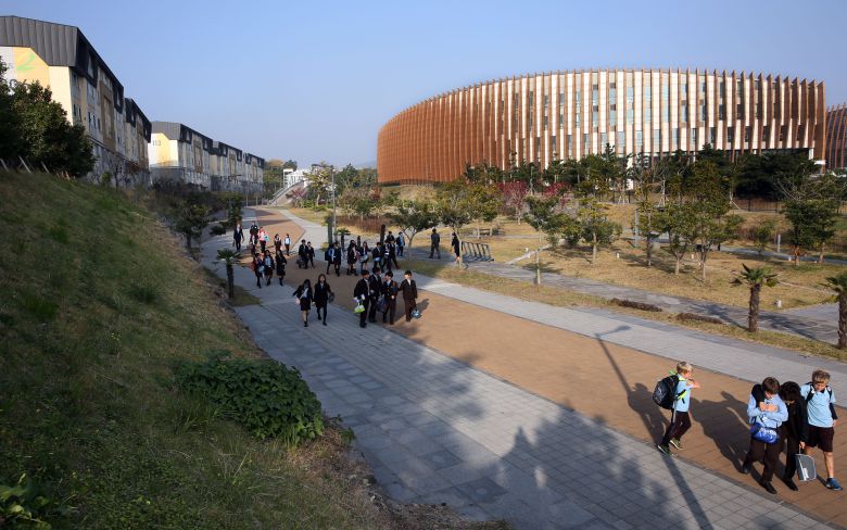 제주도 서귀포시 대정읍에 있는 제주 영어교육도시의 한 국제학교에서 학생과 교사들이 이동하고 있다. /조선DB