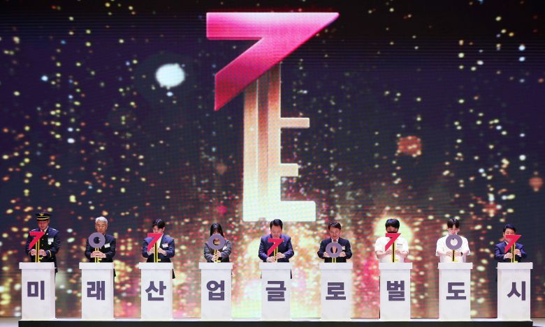 윤석열 대통령이 9일 강원 춘천시 강원대학교 백령아트센터에서 열린 강원특별자치도 출범 기념식에서 열쇠를 꽂는 출범 퍼포먼스를 하고 있다. /연합뉴스