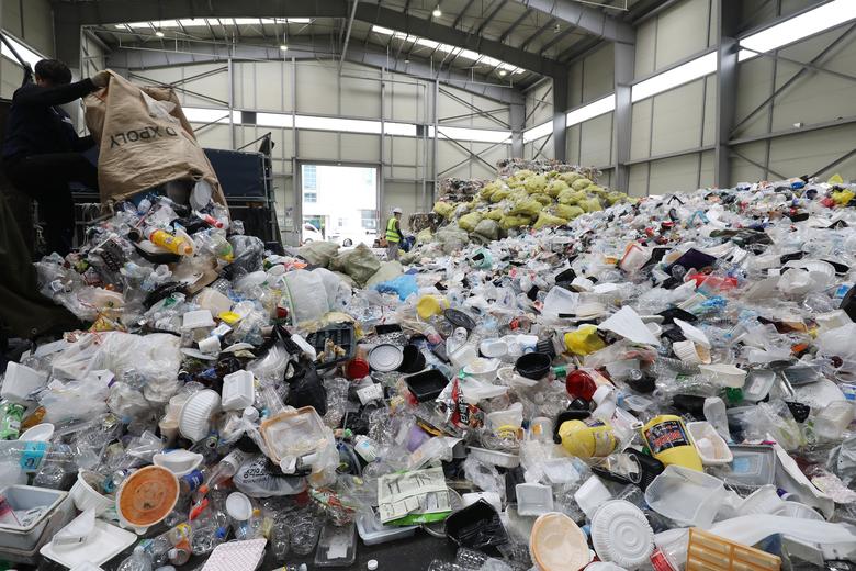 대구 동구 불로동 동구자원재활용센터 선별장에 재활용을 위해 수거해온 플라스틱 쓰레기가 마구 섞인 채 수북이 쌓여 있다./뉴스1