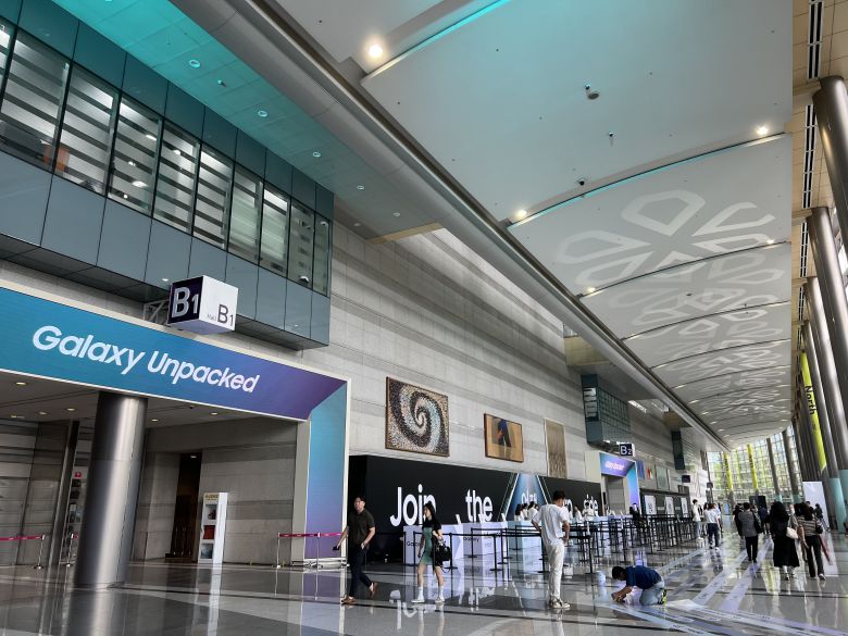 26일 오전 삼성전자 관계자가 서울 삼성동 코엑스 B홀 앞 바닥에 '언팩' 행사 참석자들의 동선을 돕기 위한 화살표를 붙이고 있다./박수현 기자