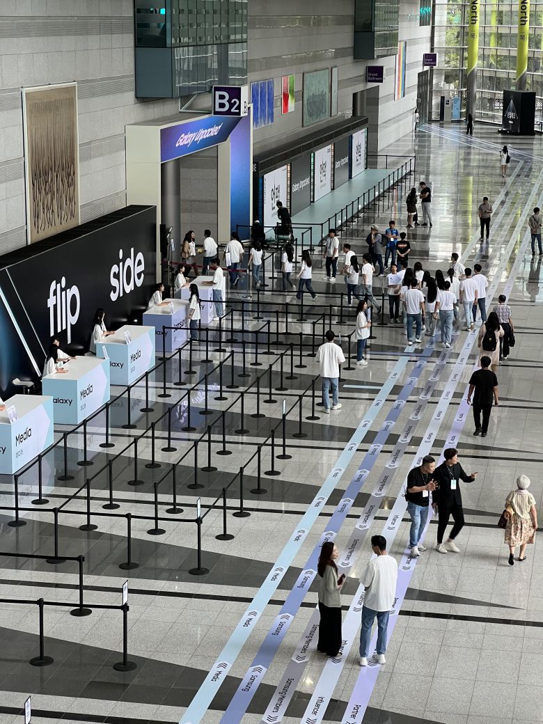 26일 오전 삼성전자 '언팩' 행사가 열리는 서울 삼성동 코엑스 B홀 앞에서 직원들이 리허설을 위해 모이고 있다./박수현 기자