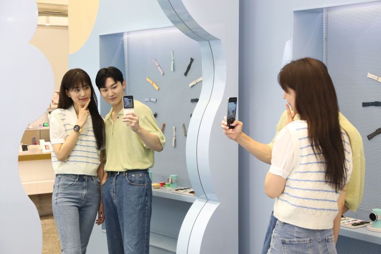 28일 서울 성동구에 위치한 갤럭시 스튜디오 '서울 성수'에서 관람객이 '갤럭시 Z 플립5'를 체험하는 모습./삼성전자 제공