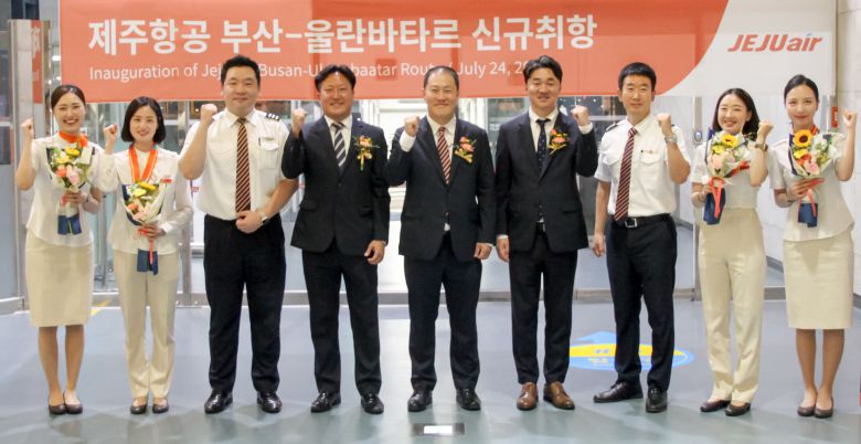 제주항공 관계자들이 김해국제공항에서 부산~울란바토르 노선 신규취항식에 탐석해 기념촬영을 하고있다 /제주항공 제공