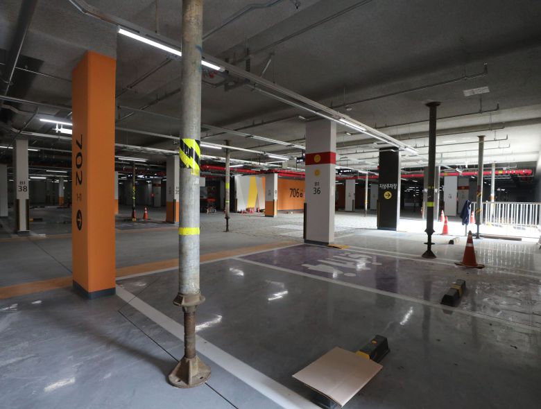 1일 경기 오산시 청학동 오산세교2 A6블록 아파트 지하주차장에 잭서포트(하중분산 지지대)가 설치돼 있다. /뉴스1