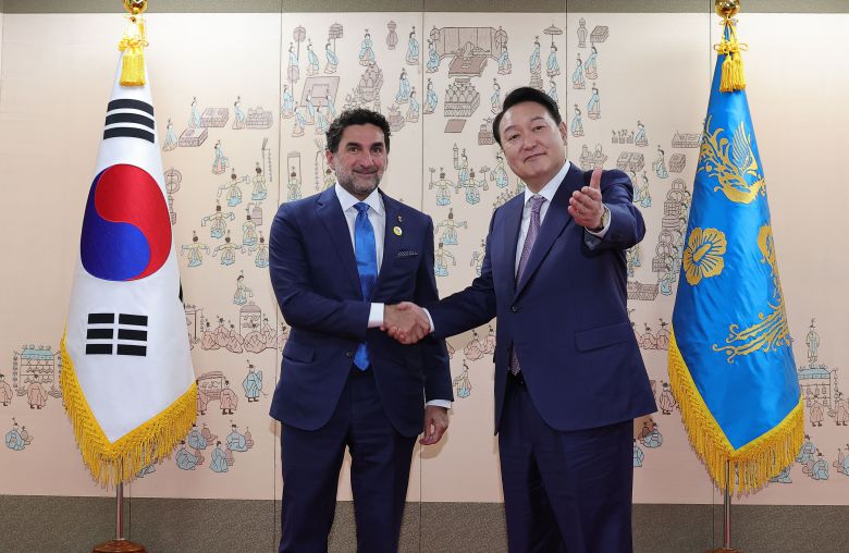 윤석열 대통령이 취임식 다음날이던 2022년 5월 11일 오전 서울 용산 대통령실에서 사우디아라비아 측 경축 사절 야시르 오스만 알루마이얀 사우디 국부펀드(PIF) 총재 겸 아람코 회장과 기념촬영을 하고 있다. / 뉴스1