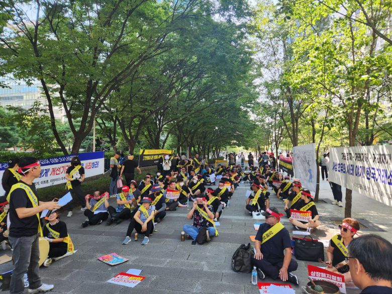 8일 오후 2시 서울 여의도 한국거래소 앞에서 열린 이화그룹주 소액주주연대 3차 집회가 열렸다. /강정아 기자