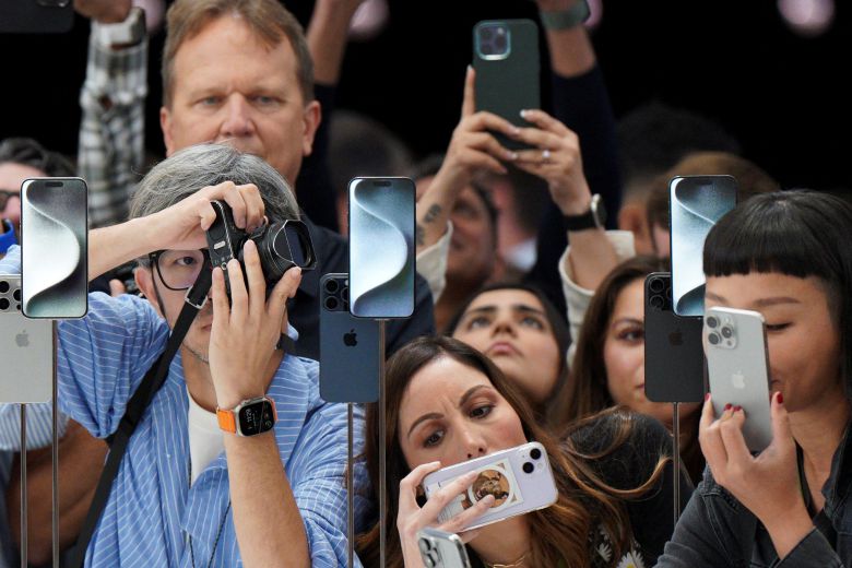 미국 캘리포니아주 쿠퍼티노 스티브 잡스 홀에서 열린 애플 신제품 발표회 ‘원더러스트' 참가자들이 아이폰15 시리즈를 살펴보는 모습. /연합뉴스(로이터)