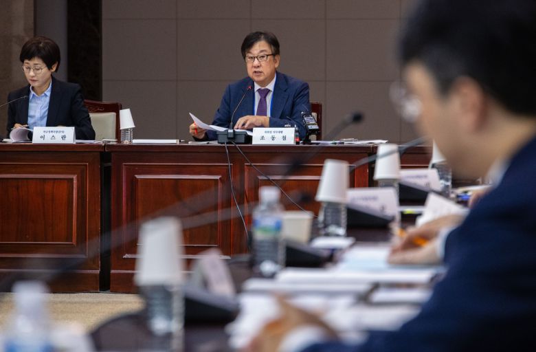 조동철 한국개발연구원 원장이 14일 오후 서울 종로구 정부서울청사에서 열린 2023년도 제4차 국민연금기금운용위원회 회의에 참석해 위원장 대행 자격으로 인사말을 하고 있다. /연합뉴스