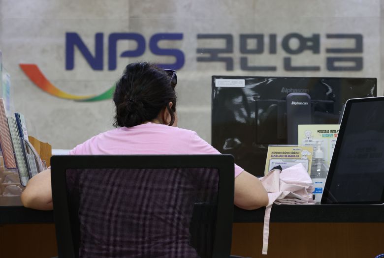 9월 9일 오전 서울 중구 국민연금공단 종로중구지사에서 한 시민이 상담을 받고 있다. / 연합뉴스