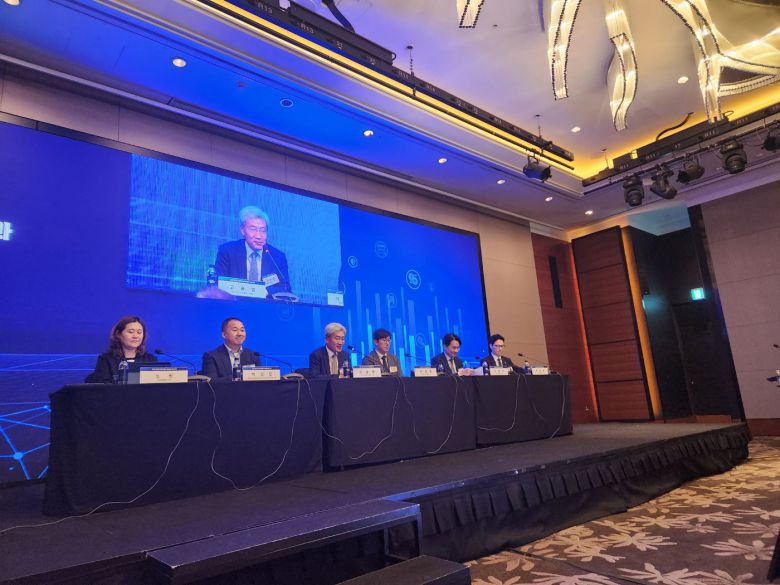 2023년 9월 22일 서울 여의도 콘래드 호텔에서 ‘금리 기조의 구조적 전환 가능성과 민간 부채’를 주제로 패널토론이 진행되고 있다. 왼쪽부터 노원 삼정회계법인 전무, 박성진 국가회계재정통계센터 소장, 고승범 전 금융위원장, 박기영 연세대 경제학과 교수, 이형주 금융위원회 금융정책국장, 이재원 한국은행 경제연구원장. /강정아 기자