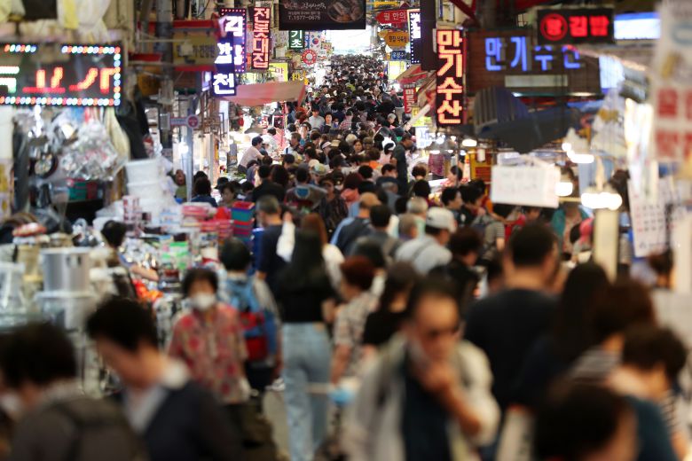 (부산=뉴스1) 윤일지 기자 = 추석을 앞둔 지난 22일 부산 부산진구 부전시장이 제수용품을 구입하려는 시민들로 북적이고 있다. /뉴스1