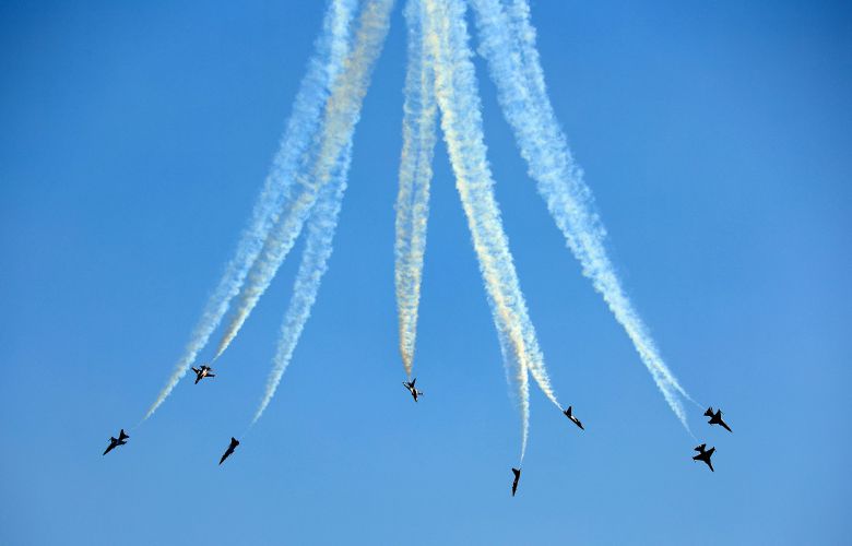 제75주년 국군의 날 기념 도심 퍼레이드를 나흘 앞둔 22일 오후 서울 광화문 상공에서 공군 특수비행팀 블랙이글스가 예행연습을 하고 있다.  /연합뉴스