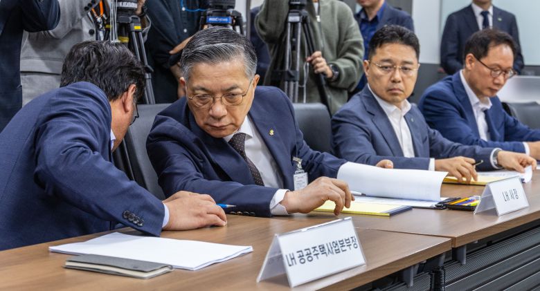 이한준 한국토지주택공사(LH) 사장과 공공주택사업본부장이 26일 오전 서울 종로구 정부서울청사에서 열린 LH 외벽 철근 누락 사태 회의에 참석해 원희룡 국토부 장관의 입장을 기다리다 대화하고 있다. /연합뉴스