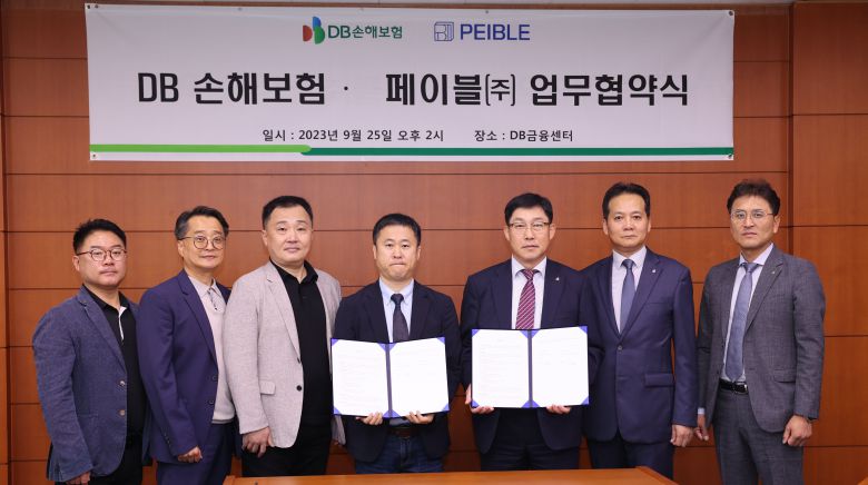지난 25일 서울시 강남구 DB금융센터에서 DB손해보험 박성록 부사장(오른쪽에서 3번째)과 페이블 주식회사 신성길 대표(왼쪽에서 4번째) 및 관계자들이 업무협약식을 맺고 기념촬영을 하고 있다./DB쏜해보험