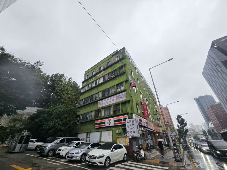 지난 26일 방문한 서울 서대문구 충정로3가  충정아파트의 외관./조은임 기자