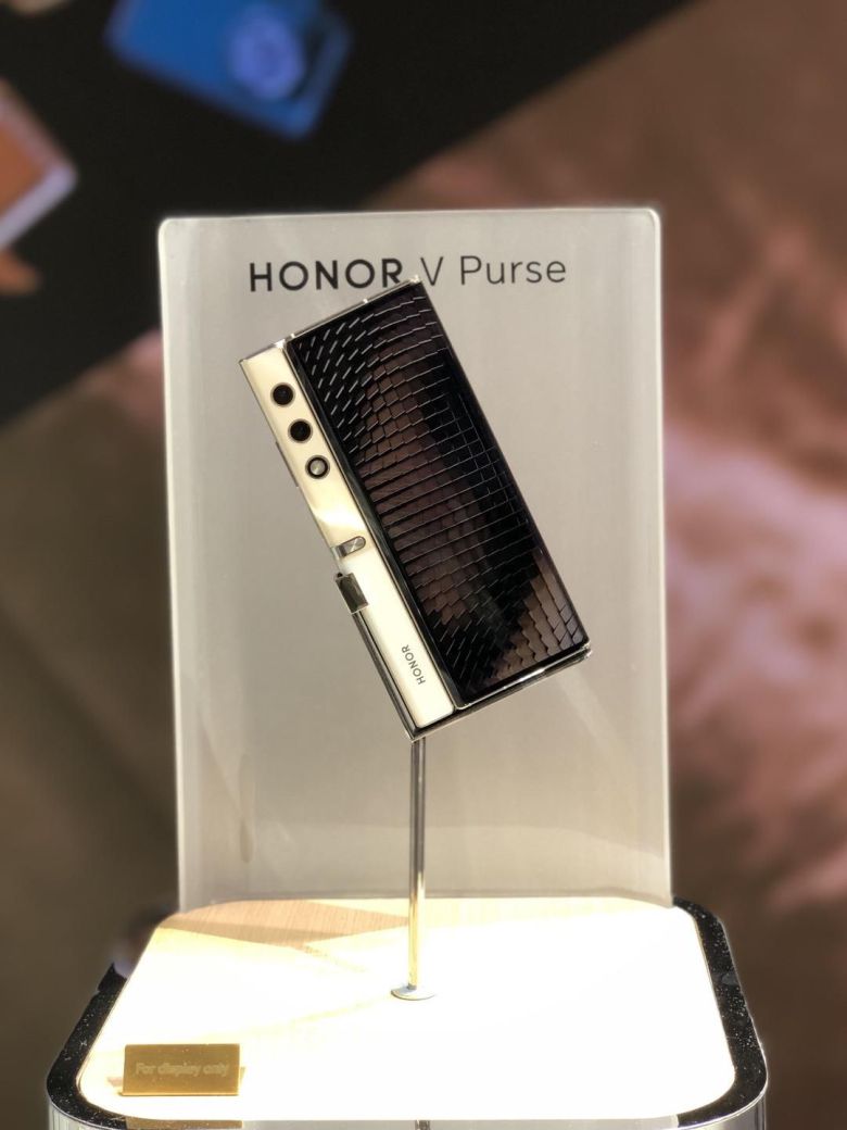 중국 아너가 'IFA 2023'에서 공개한 폴더블 스마트폰 'V 펄스'. /연합뉴스