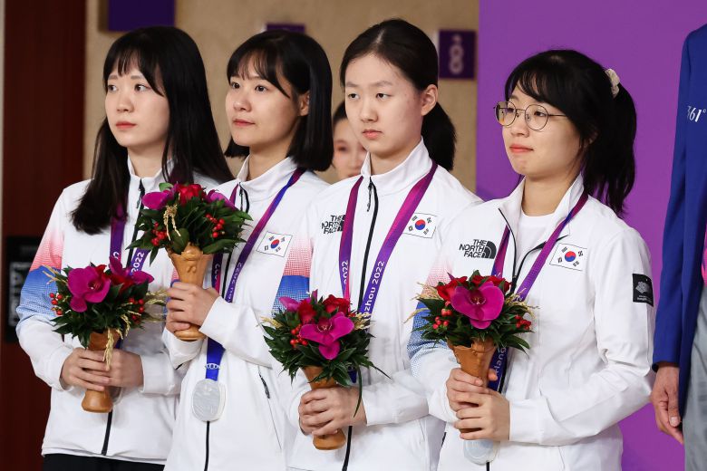 바둑 여자 대표팀 최정(오른쪽부터), 김은지, 오유진, 김채영이 3일 중국 항저우 치위안 체스홀에서 열린 2022 항저우 아시안게임 바둑 여자 단체 시상식에서 은메달을 목에 걸고 미소 짓고 있다.  최정 9단, 오유진 9단, 김은지 7단이 출전한 한국은 바둑 여자 단체전 결승에서 중국에 1-2로 져 은메달을 획득했다. /뉴스1
