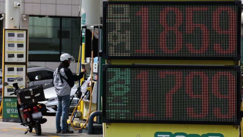 지난 4일 서울 시내 한 주유소에 유가 정보가 표시돼 있다. /뉴스1