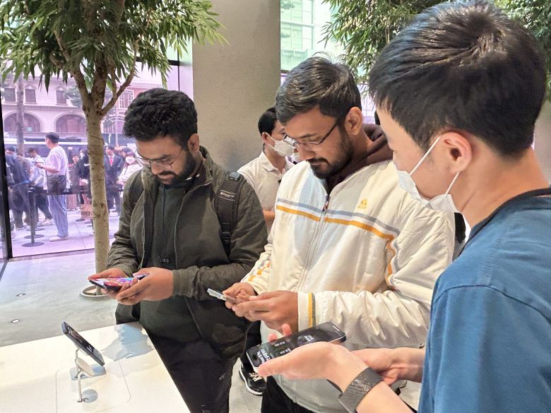 13일 서울 중구 명동에 위치한 애플스토어에서 방문객이 직원에게 설명을 듣고 있다. /김민국 기자