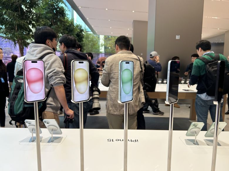 핑크·옐로우·그린·블루·블랙 색상으로 출시된 아이폰15 일반 모델. /김민국 기자