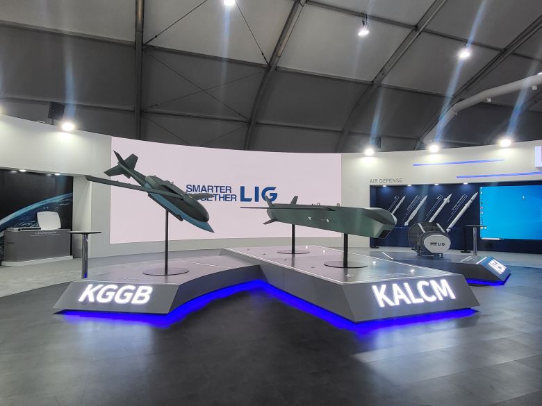 16일 성남 서울공항 내 'ADEX 2023' LIG넥스원 부스에 한국형 GPS 유도폭탄(KGGB), 장거리 공대지 유도탄(KALCM)이 전시돼 있다. /정재훤 기자