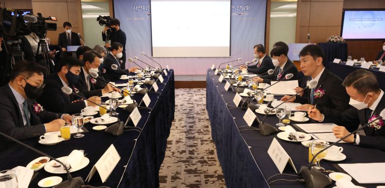 이복현 금융감독원장이 지난 2022년 12월 21일 오전 서울 중구 롯데호텔서울에서 열린 사전지정운용제도(디폴트옵션) 현장 안착을 위한 퇴직연금사업자 간담회에서 모두발언을 하고 있다./뉴스1