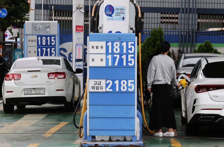 8일 서울 시내 한 주유소 앞에 휘발유 가격이 게시돼 있다. /연합뉴스