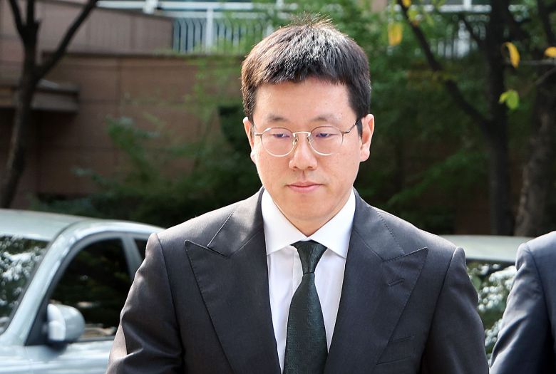 주가 시세조종 관여 의혹이 제기된 배재현 카카오 투자총괄대표가 18일 오후 구속 전 피의자심문(영장실질심사)을 받기 위해 서울 남부지방법원에 출석하고 있다. /뉴스1