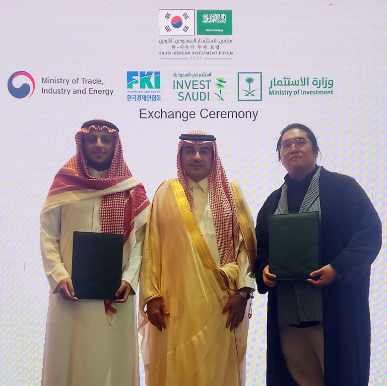 최용호(오른쪽) 갤럭시코퍼레이션 대표가 22일(현지시각) 사우디아라비아 리야드 페어몬트 호텔에서 열린 한-사우디 투자포럼에서 사우디 투자부와 스포츠 사업 MOU를 맺을 뒤 기념촬영을 하고 있다. /갤럭시코퍼레이션 제공