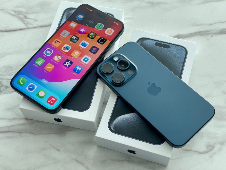 애플 아이폰15 프로맥스(왼쪽·6.7인치)와 아이폰15 프로(오른쪽·6.1인치) 모습. 더 얇아진 베젤과 측면 티타늄 소재로 그립감이 크게 개선됐다. /윤진우 기자