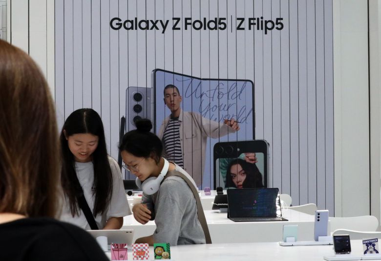 서울 마포구 삼성스토어 홍대에서 방문객들이 삼성전자의 폴더블폰을 체험하고 있다./뉴스1