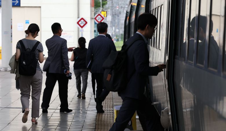 국민연금 기금운용본부는 6년 전 전주로 내려갔다. 여전히 많은 기금본부 직원이 서울에 거주하며 전주를 오가고 있다. 사진은 서울역에서 탑승객들이 KTX에 오르는 모습. / 뉴스1