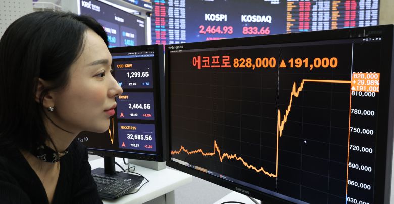 공매도 금지 첫날인 6일 오후 서울 여의도 한국거래소 홍보관에서 관계자가 급등한 에코프로 주가를 살펴보고 있다. /뉴스1